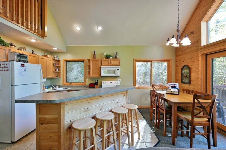 Plenty of space for everyone with a snack bar and dining table.