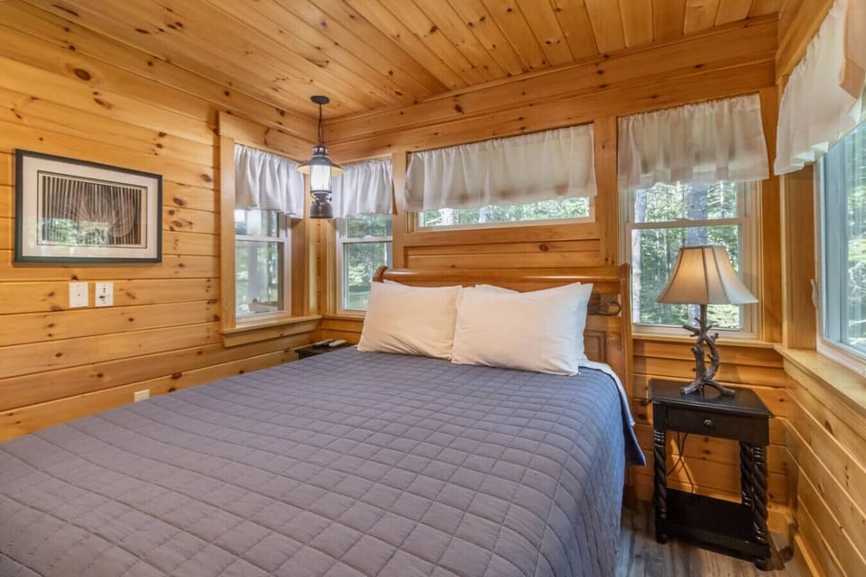Main Bedroom with Queen size adjustable bed and a view of the forest