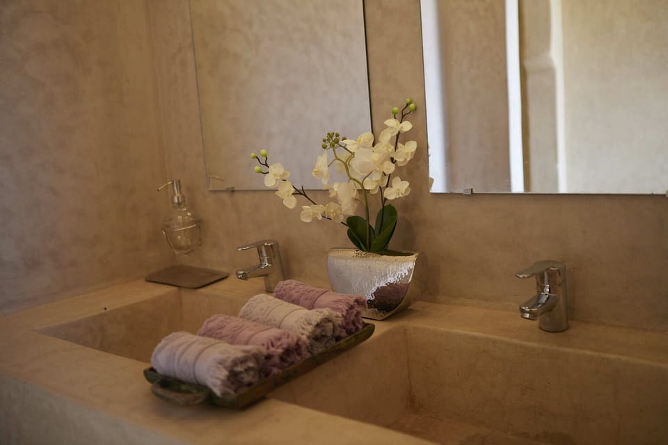 Kasbah Flilou | Bathroom | Shower, designer toiletries, towels, soap