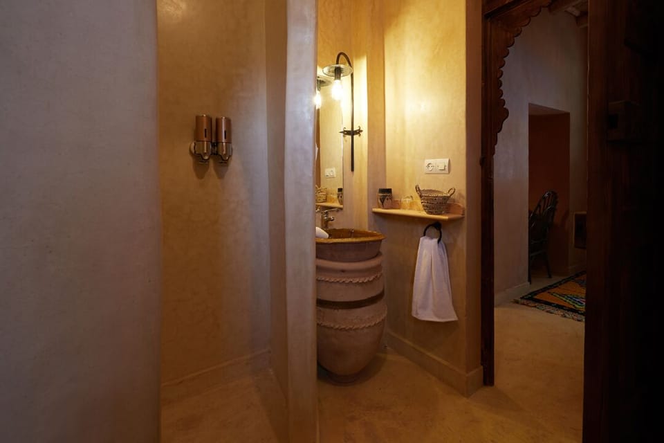 Ilili | Bathroom | Shower, designer toiletries, towels, soap
