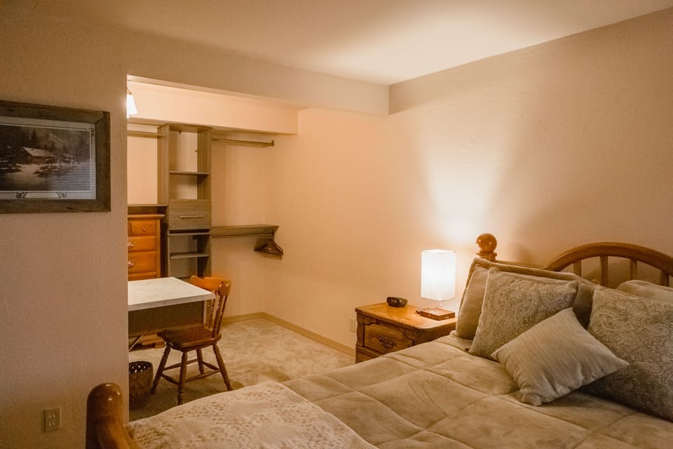 SUNRISE ROOM - Comfortable queen bed, desk nook and closet storage.