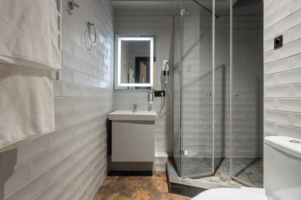 Deluxe Apartment, 1 Bedroom, Kitchen | Bathroom | Shower, rainfall showerhead, free toiletries, hair dryer