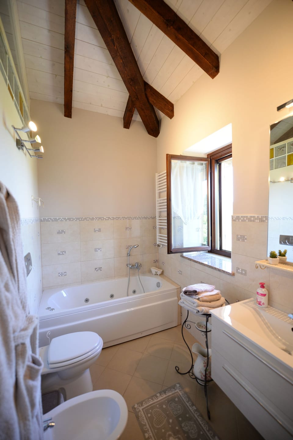Standard Room | Bathroom | Shower, free toiletries, hair dryer, towels