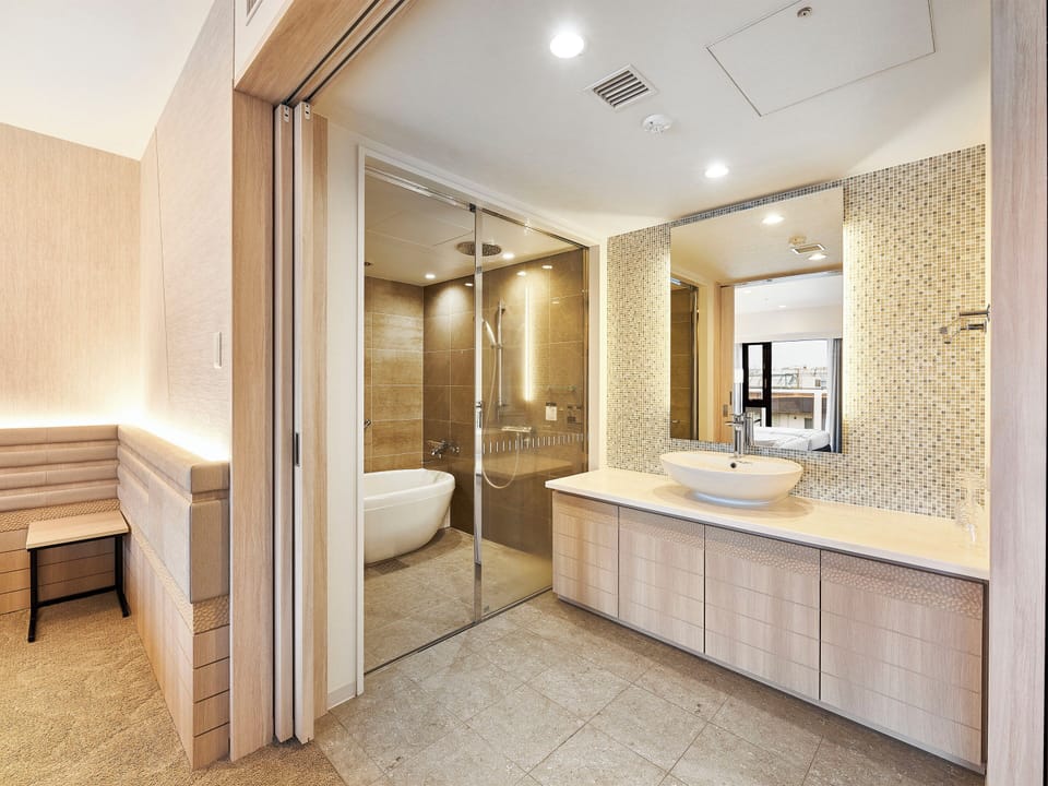 Junior Suite Room - Non-Smoking | In-room safe, desk, laptop workspace, blackout drapes