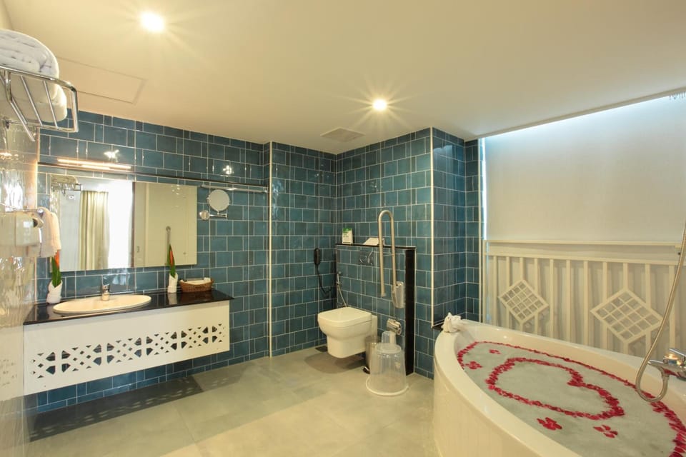 Shower, rainfall showerhead, free toiletries, slippers