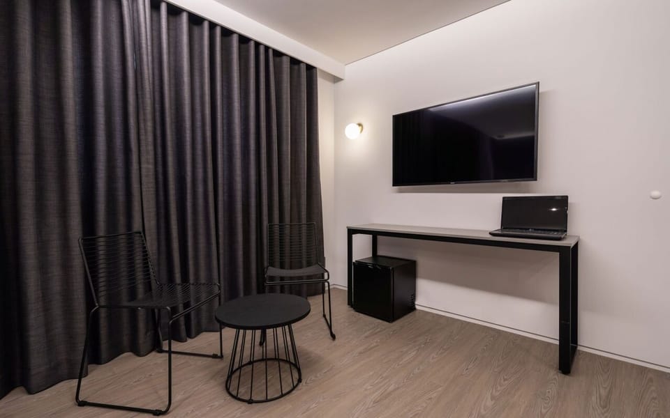 Premium(Walking Only) | Premium bedding, down comforters, blackout drapes, free WiFi