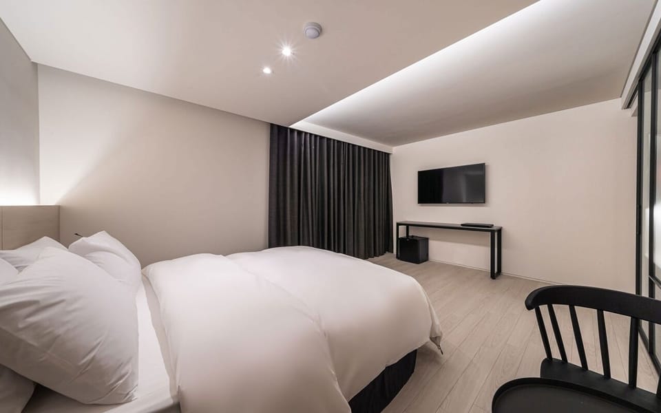 Deluxe(Walking Only, Multi-night Rate) | Premium bedding, down comforters, blackout drapes, free WiFi