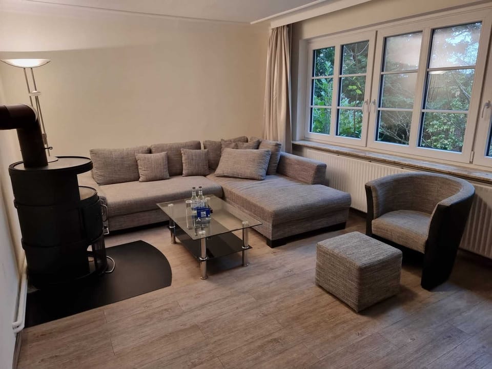 Family Room | Hypo-allergenic bedding, in-room safe, desk, laptop workspace