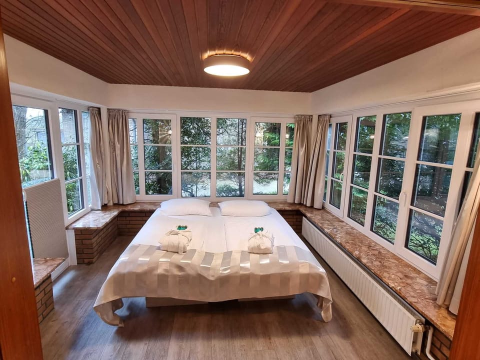 Family Room | Hypo-allergenic bedding, in-room safe, desk, laptop workspace