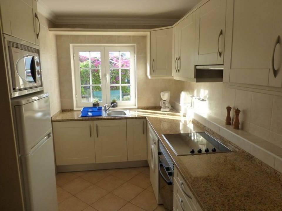 Standard Apartment, 3 Bedrooms | Private kitchen | Coffee/tea maker, fridge, microwave, stovetop