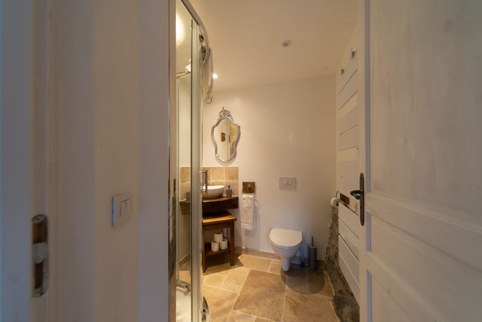 Family Cottage, Ensuite, Garden View (Coeur) | Bathroom | Eco-friendly toiletries, hair dryer, soap, shampoo