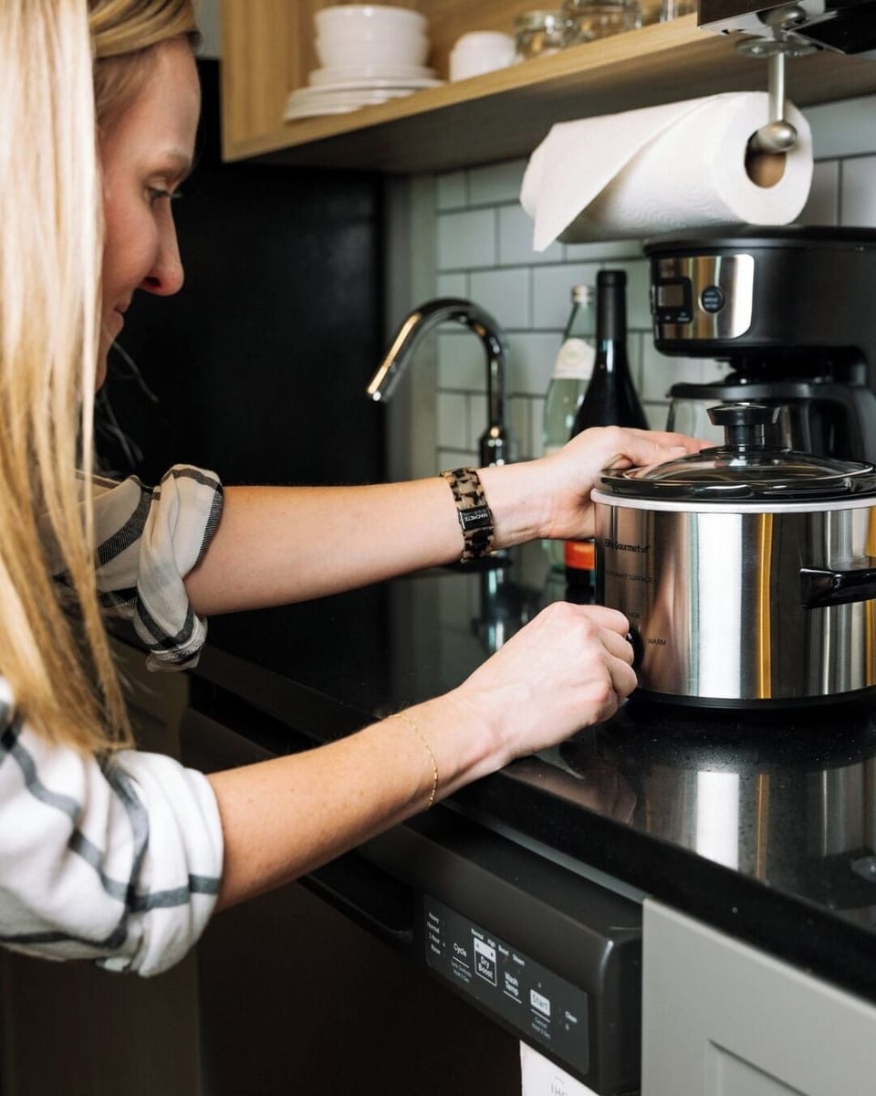 Full-size fridge, microwave, stovetop, dishwasher