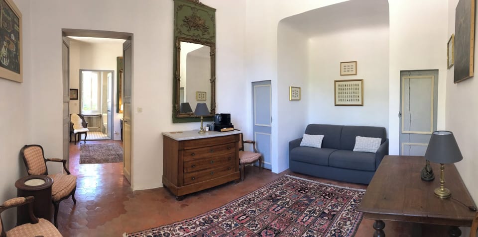 Suite (Tric Trac) | Premium bedding, in-room safe, desk, free WiFi