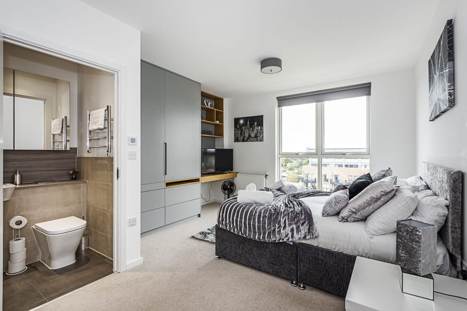 Three-Bedroom Apartment | 3 bedrooms, individually decorated, individually furnished, desk
