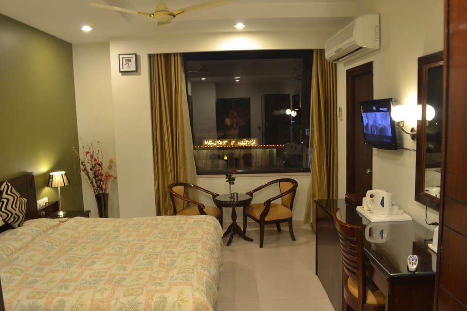 Desk, bed sheets, wheelchair access
