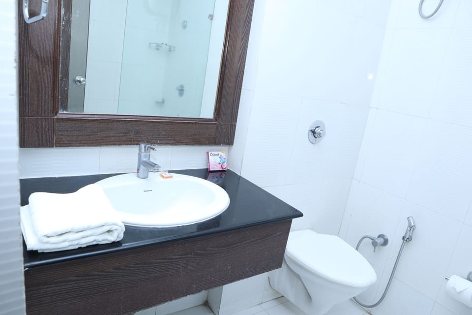 Shower, rainfall showerhead, free toiletries, bathrobes