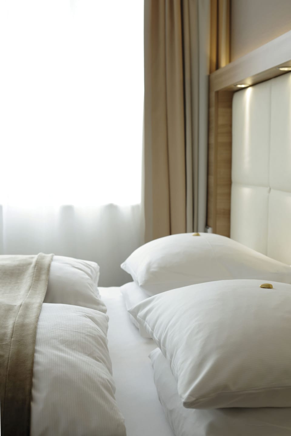 Hypo-allergenic bedding, in-room safe, desk, blackout drapes