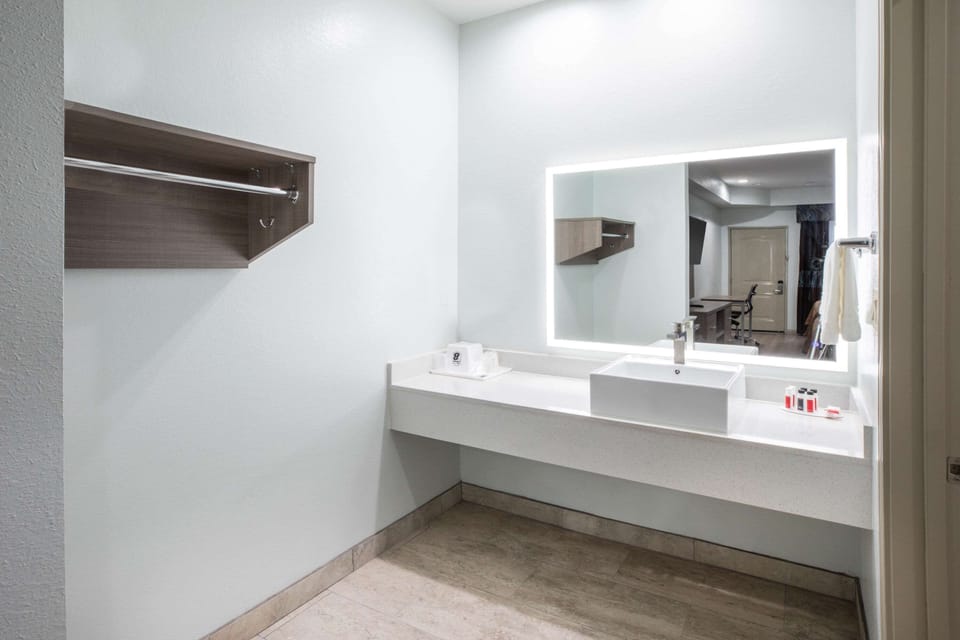 Room, 1 King Bed, Accessible, Non Smoking (Mobility,Hearing,Tub w/Grab Bars) | Desk, cribs (free), rollaway beds (surcharge), WiFi (free)