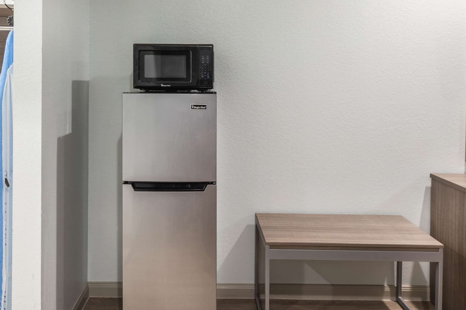 Desk, cribs (free), rollaway beds (surcharge), WiFi (free)