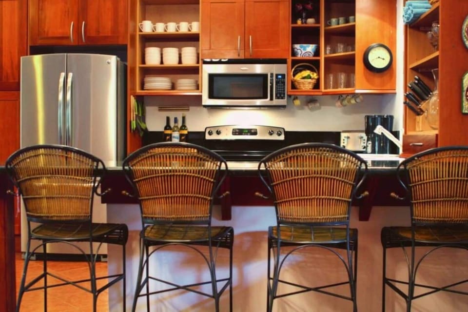 Spacious kitchen counter, perfect for sharing a family breakfast in a cozy Costa Rican-style setting, combining functionality and charm in your Tamarindo vacation home.