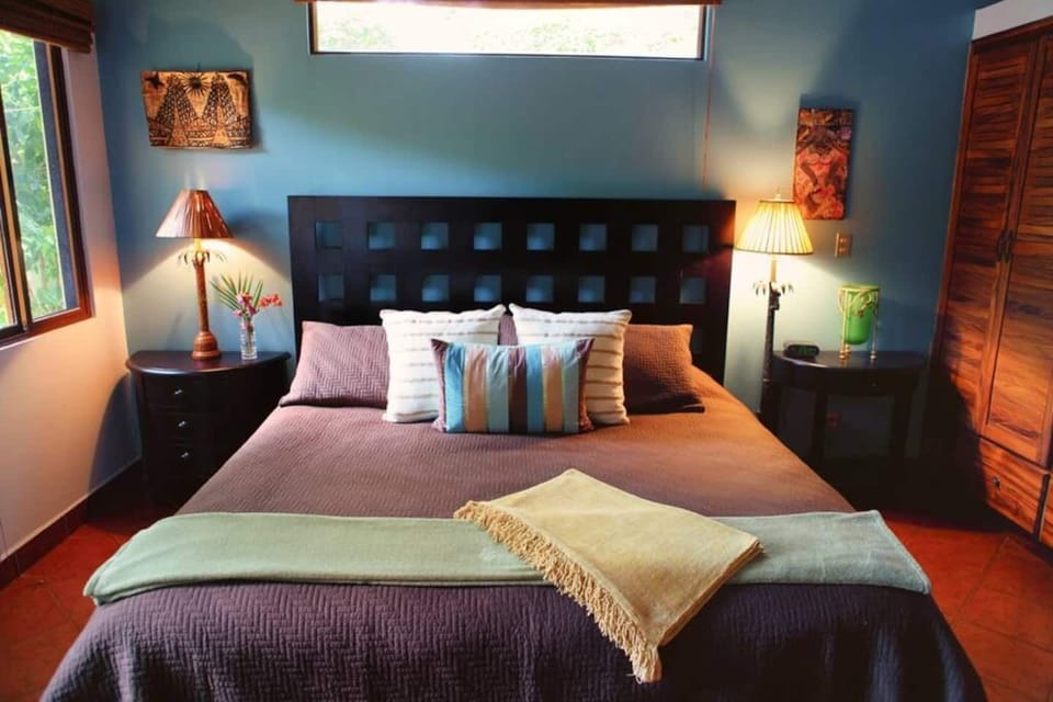 Cozy bedroom featuring a comfortable queen bed with authentic Costa Rican décor, creating a relaxing and charming retreat in your Tamarindo vacation home.
