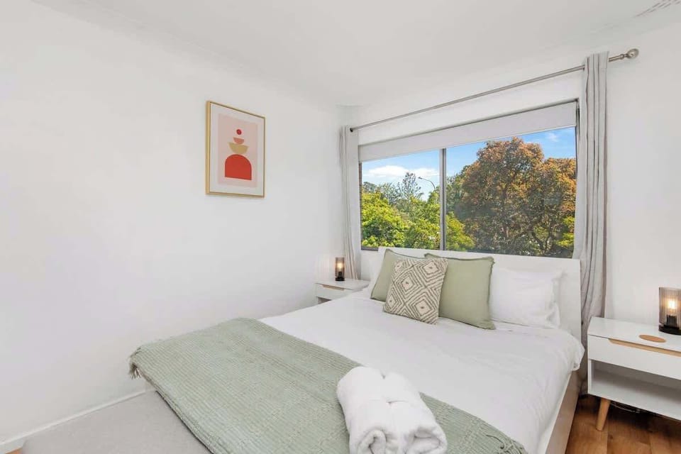 Enjoy a truly refreshing stay. This inviting bedroom offers a comfortable bed for a great night's rest, surrounded by natural light.