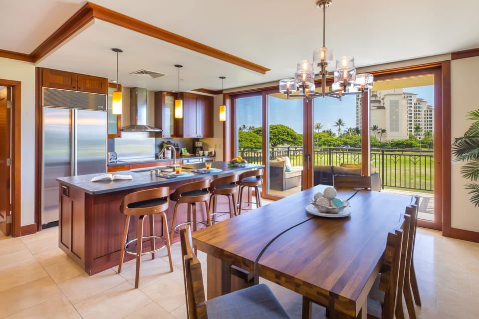 Dining room with space for a family of 6 to spread out. 
