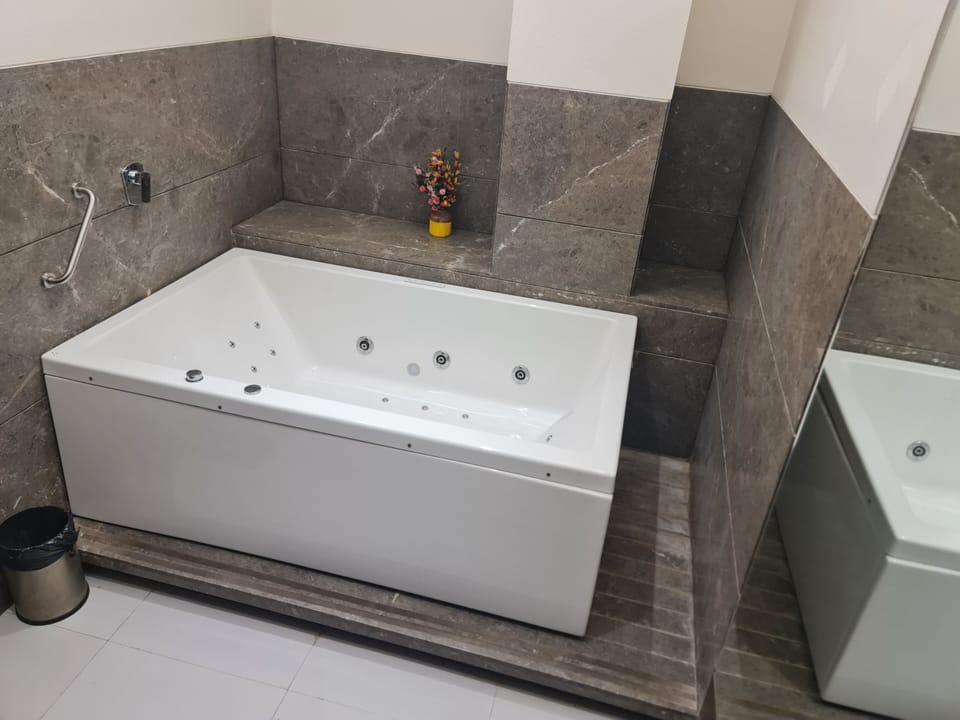 Sauna, hot tub, steam room, body treatments, deep-tissue massages