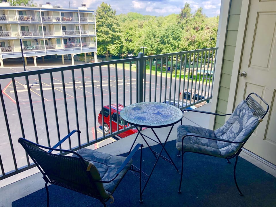 Relax On Your Large Patio Overlooking The Comal River - Watch The Toobers!
