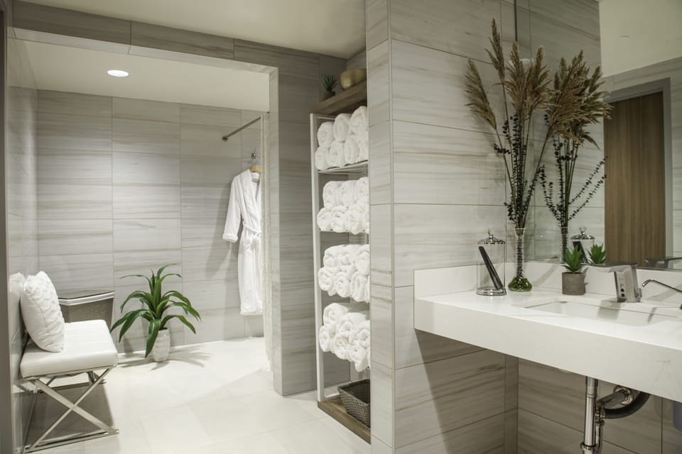 Couples treatment rooms, body treatments, hot stone massages