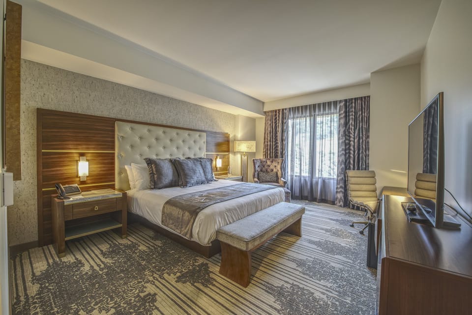 Deluxe Room, 1 King Bed (High Floor) | Premium bedding, in-room safe, desk, laptop workspace