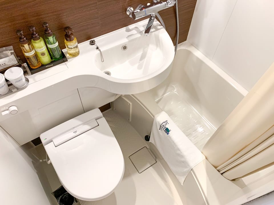 Combined shower/tub, free toiletries, hair dryer, slippers