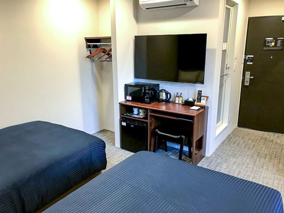 Twin Room, Non Smoking | Individually decorated, desk, free WiFi, bed sheets