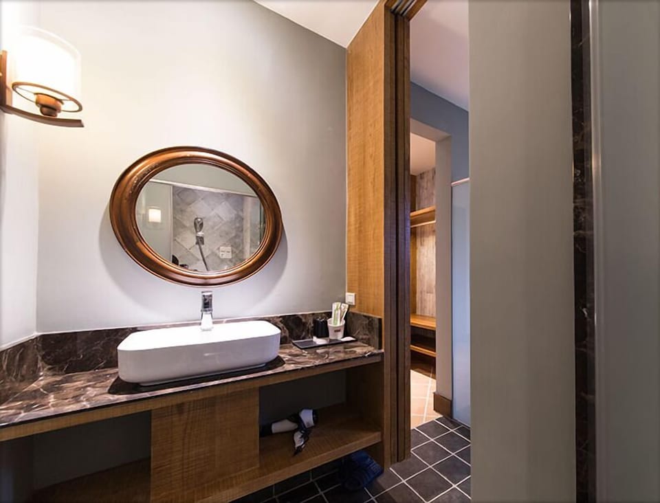 Quadruple Room (306) | Bathroom | Free toiletries, hair dryer, slippers, towels