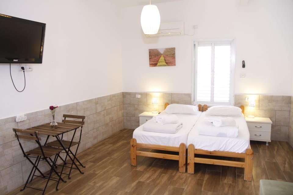 Classic Triple Room (2nd Floor) | Desk, WiFi (free), bed sheets