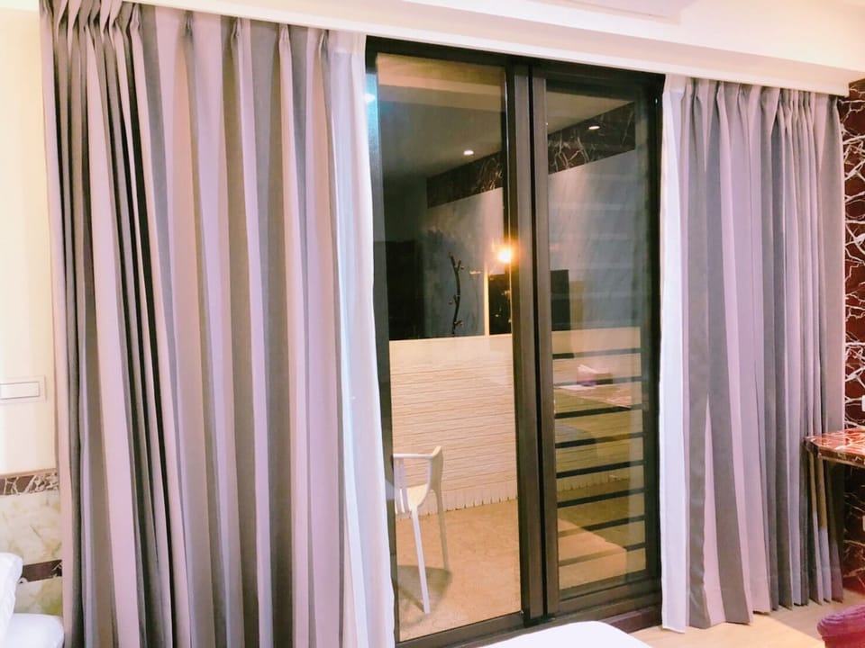 Blackout drapes, soundproofing, free WiFi, bed sheets
