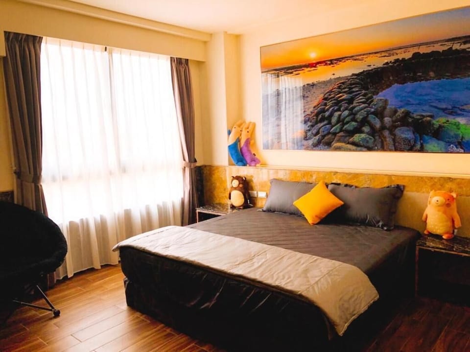 Blackout drapes, soundproofing, free WiFi, bed sheets