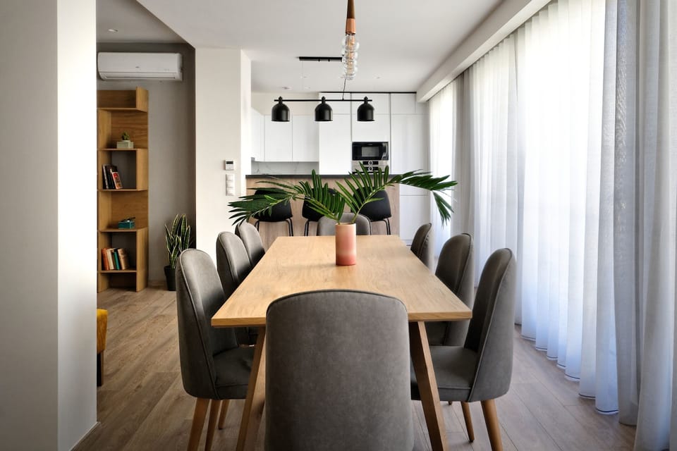 Deluxe Apartment, 4 Bedrooms, Balcony | In-room dining