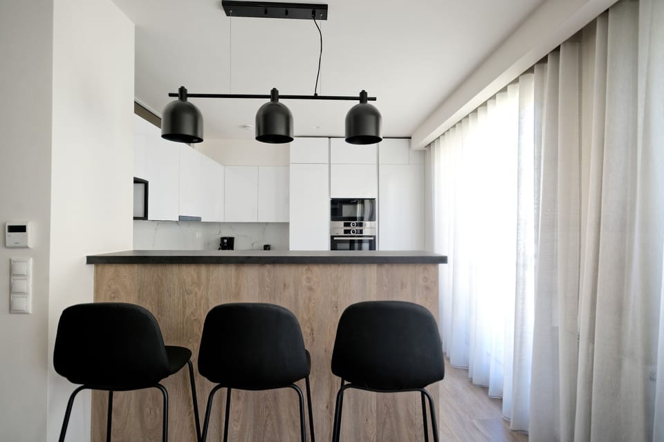 Deluxe Apartment, 4 Bedrooms, Balcony | In-room dining