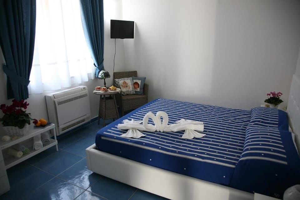 Classic Room, 1 Bedroom | Blackout drapes, free WiFi, bed sheets