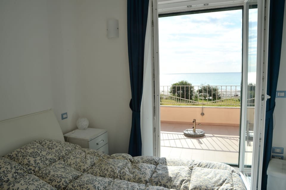 Panoramic Room | Blackout drapes, free WiFi, bed sheets
