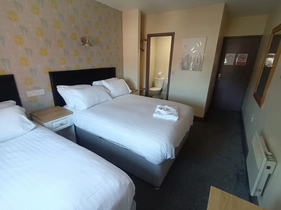 Family Room | Desk, free WiFi, bed sheets