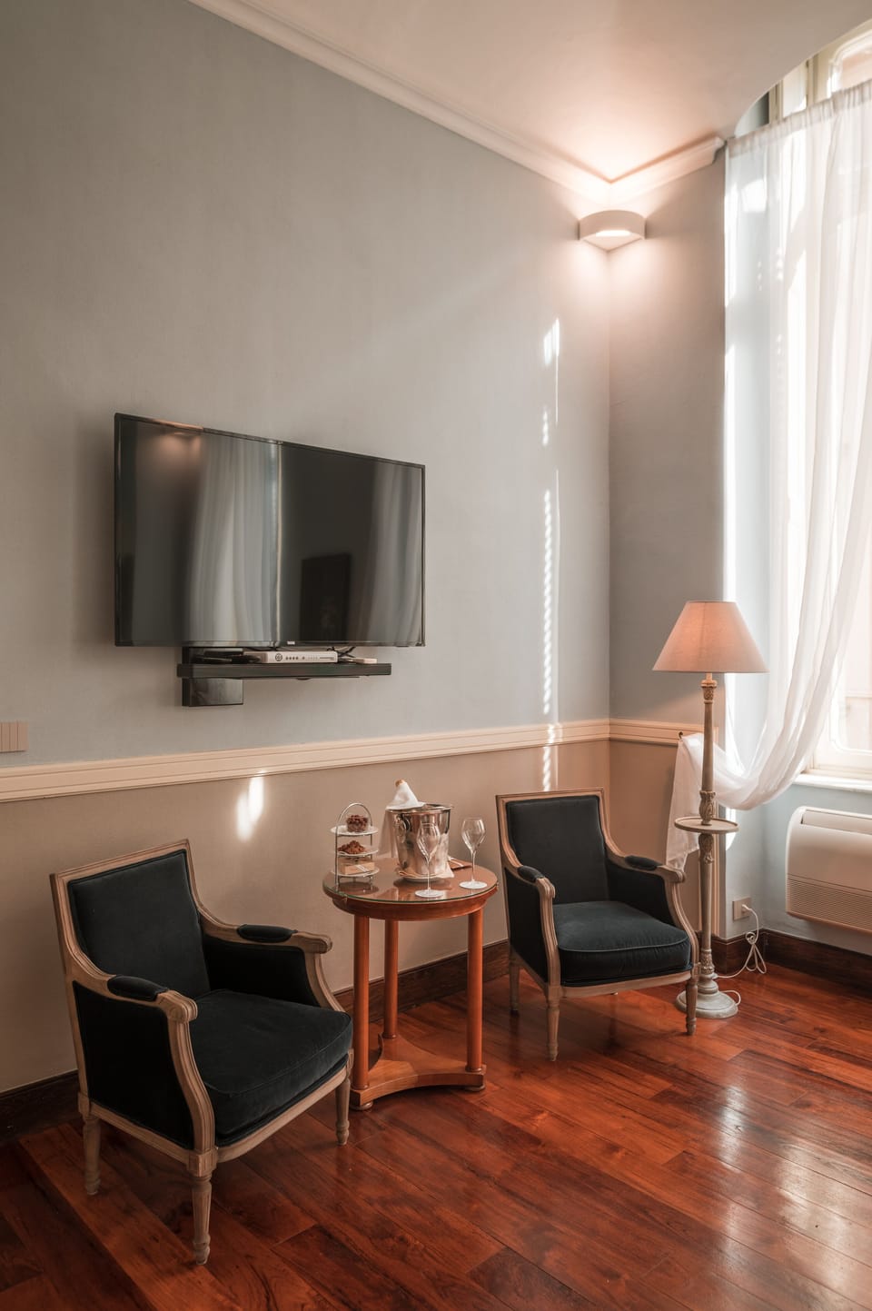 Junior Suite | Free minibar, in-room safe, desk, laptop workspace