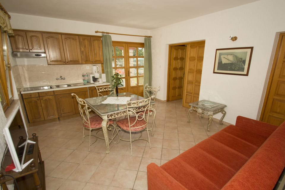 Comfort Bungalow | Living area | 34-inch LCD TV with satellite channels, TV