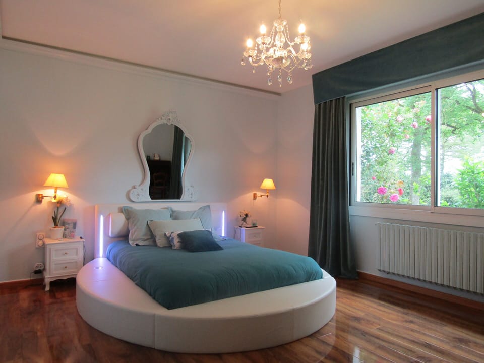 Comfort Suite, Ensuite, Park View (Bleuet) | Premium bedding, memory foam beds, blackout drapes, free WiFi