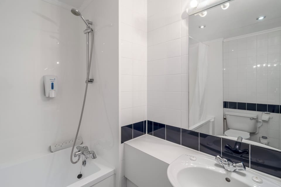 Triple Room | Bathroom | Free toiletries, hair dryer, towels