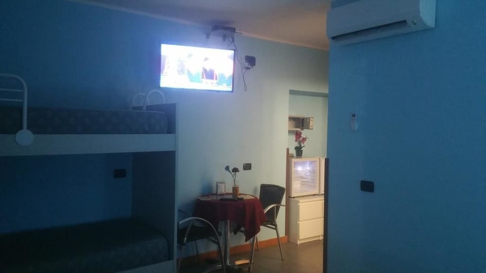Deluxe Room, Garden View (103) | Minibar, in-room safe, blackout drapes, soundproofing