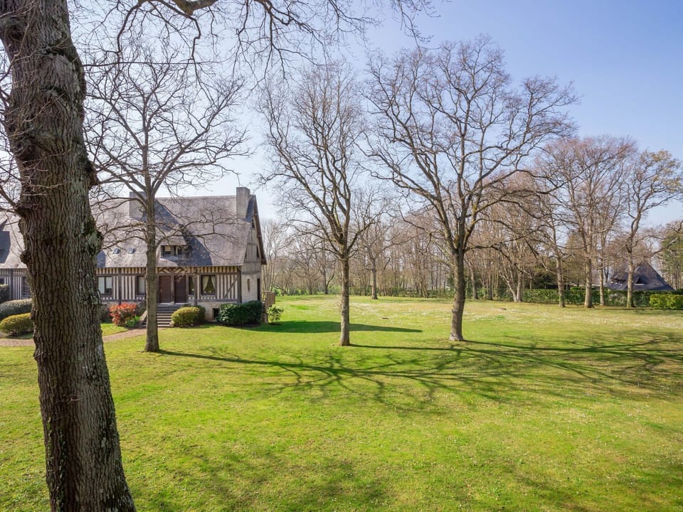 Tree, Property, Grass, House, Natural Landscape, Spring, Estate, Architecture, Lawn, Home