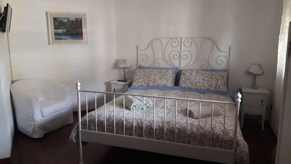 Romantic Double Room, 1 Double Bed, Private Bathroom, Garden View (Rossana) | Individually furnished, free WiFi, bed sheets