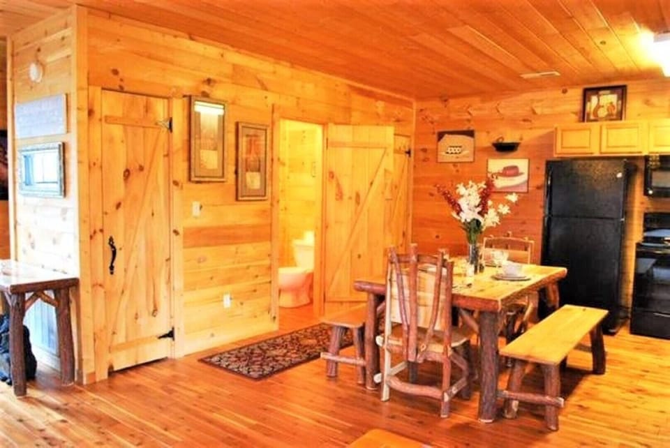 Spacious Open Kitchen & Dining Area w/All New Appliances, Decor & KItchenware